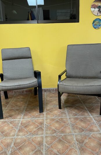 Par de sillones asimétricos para terraza metal y tela
