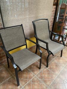 Par de sillas asimétricas para terraza de metal y maya