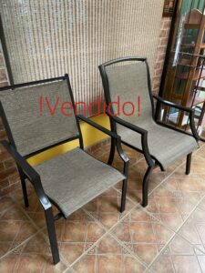 Par de sillas asimétricas para terraza de metal y maya