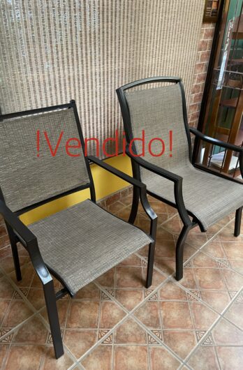 Par de sillas asimétricas para terraza de metal y maya