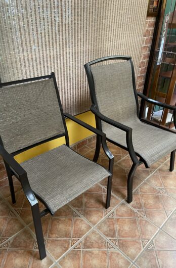 Par de sillas asimétricas para terraza de metal y maya